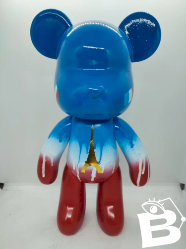 œuvre unique sur base dune sculpture dours en pvc signée PBS