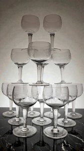 Page 4 of 8 9 verres à vin guillochés déb. XXème