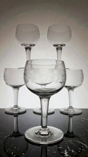 Page 4 of 8 9 verres à vin guillochés déb. XXème