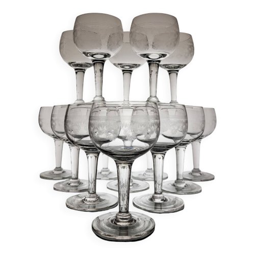 Page 4 of 8 9 verres à vin guillochés déb. XXème