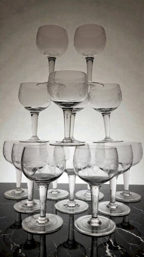 Page 4 of 8 9 verres à vin guillochés déb. XXème