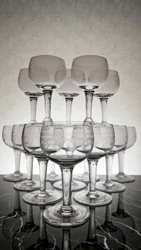 Page 4 of 8 9 verres à vin guillochés déb. XXème