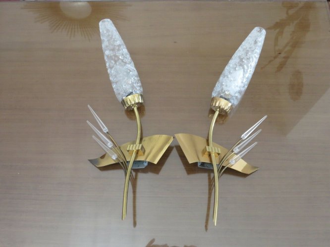PAIRE APPLIQUES ARLUS ASYMETRIQUES LAITON, VERRE TEXTURE ET PERSPEX ANNEES 50 60