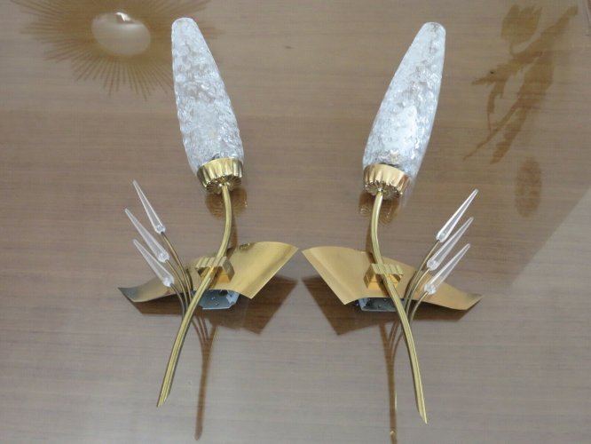 PAIRE APPLIQUES ARLUS ASYMETRIQUES LAITON, VERRE TEXTURE ET PERSPEX ANNEES 50 60
