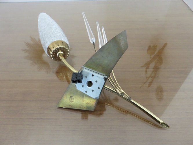PAIRE APPLIQUES ARLUS ASYMETRIQUES LAITON, VERRE TEXTURE ET PERSPEX ANNEES 50 60