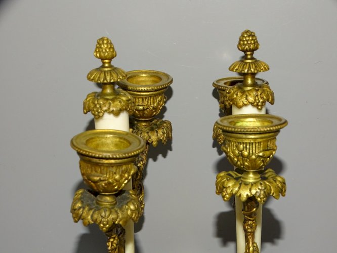 -PAIRE  BOUGEOIRS STYLE LOUIS XVI BRONZE et MARBRE JUS de GRENIER  déco TABLE