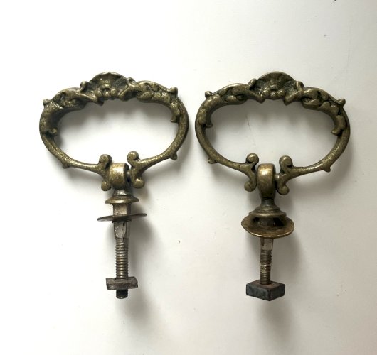 paire d' anciennes poignees de tiroir en bronze dauphins