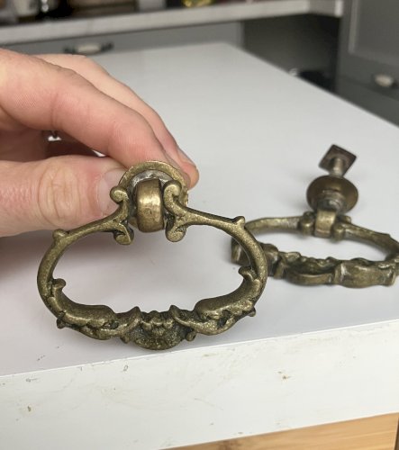 paire d' anciennes poignees de tiroir en bronze dauphins