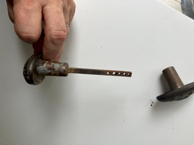 paire d' anciennes poignées olives de porte en fer forge