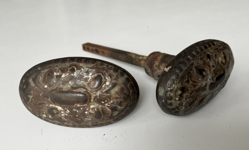 paire d' anciennes poignées olives de porte en fer forge