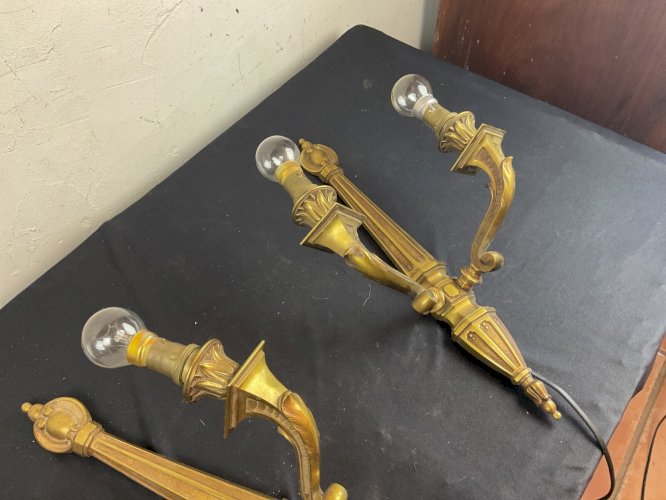 PAIRE D'  APPLIQUES DE STYLE LOUIS XVI EN BRONZE