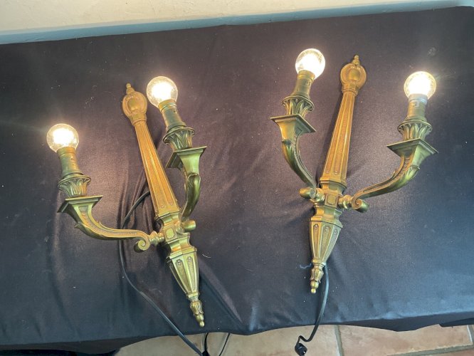 PAIRE D'  APPLIQUES DE STYLE LOUIS XVI EN BRONZE