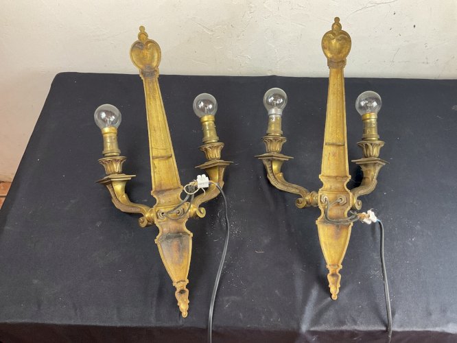 PAIRE D'  APPLIQUES DE STYLE LOUIS XVI EN BRONZE