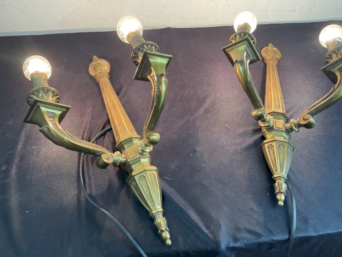 PAIRE D'  APPLIQUES DE STYLE LOUIS XVI EN BRONZE