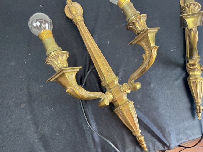PAIRE D'  APPLIQUES DE STYLE LOUIS XVI EN BRONZE