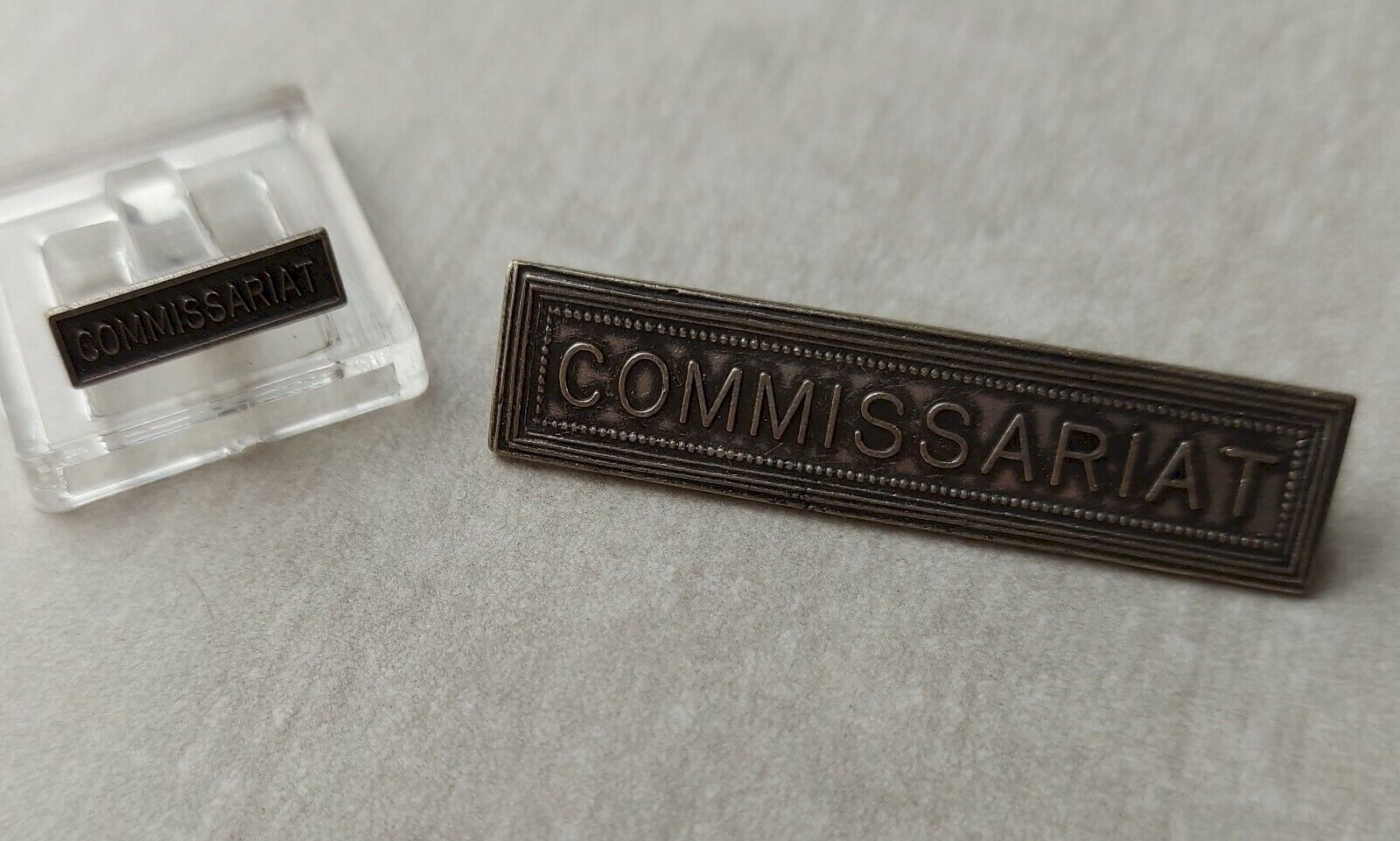 Paire d'agrafes, pour barrettes dixmude / médailles, Commissariat