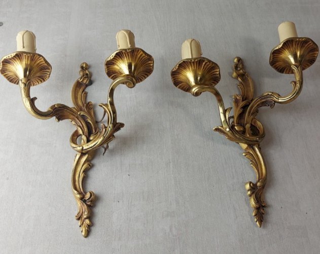 Paire d'anciennes appliques murales, décor Louis XV rococo, en métal doré ^