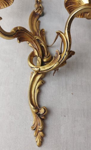 Paire d'anciennes appliques murales, décor Louis XV rococo, en métal doré ^