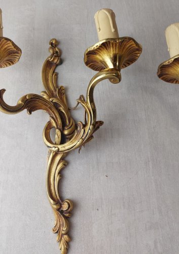 Paire d'anciennes appliques murales, décor Louis XV rococo, en métal doré ^