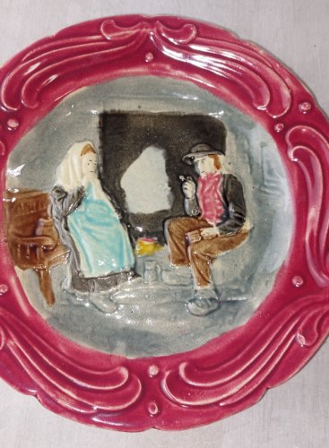 Paire d'anciennes assiettes en barbotine, scènes de vie