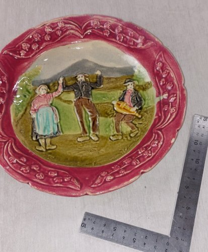 Paire d'anciennes assiettes en barbotine, scènes de vie