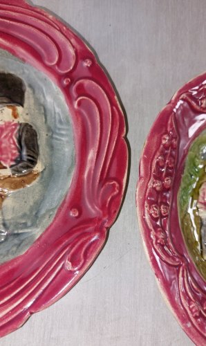 Paire d'anciennes assiettes en barbotine, scènes de vie