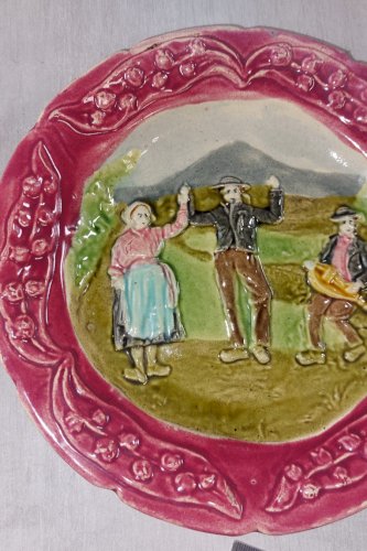 Paire d'anciennes assiettes en barbotine, scènes de vie