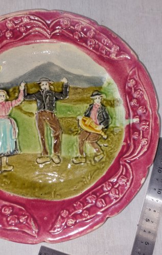 Paire d'anciennes assiettes en barbotine, scènes de vie