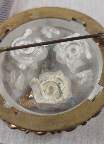 Paire d'anciennes broches, art deco, décor roses, lucite