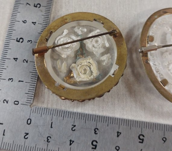 Paire d'anciennes broches, art deco, décor roses, lucite