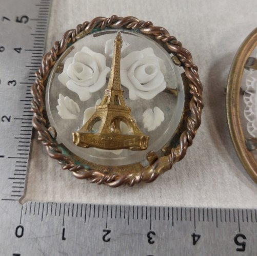 Paire d'anciennes broches, art deco, décor roses, lucite
