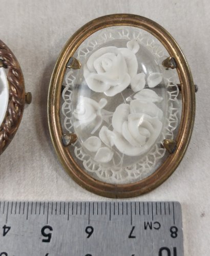 Paire d'anciennes broches, art deco, décor roses, lucite