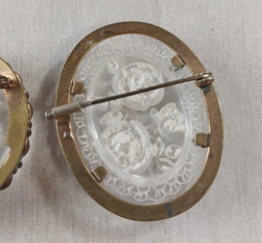 Paire d'anciennes broches, art deco, décor roses, lucite