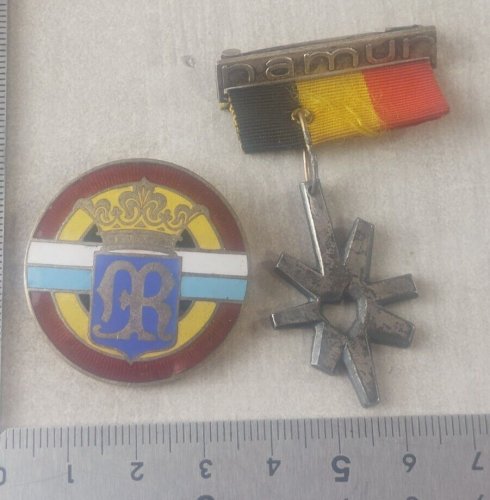 Paire d'anciennes insignes de pèlerinage, Belgique