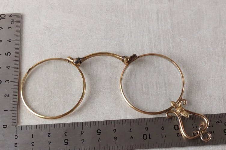 Paire danciennes lunettes pliantes / lorgnons, en plaqué or