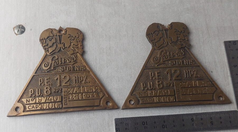 Paire danciennes plaques en bronze, de compresseur, Spiros