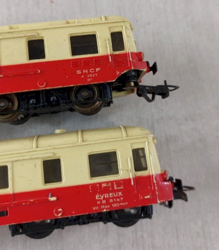 Paire d'anciennes remorques dont motorisée, autorail Picasso, Jouef en HO ^
