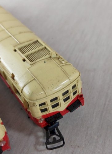Paire d'anciennes remorques dont motorisée, autorail Picasso, Jouef en HO ^