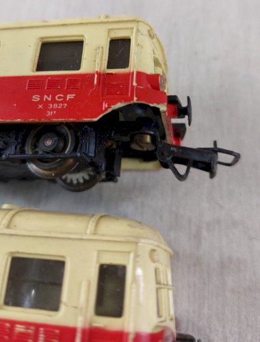 Paire d'anciennes remorques dont motorisée, autorail Picasso, Jouef en HO ^
