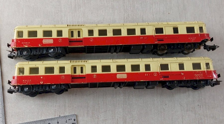 Paire d'anciennes remorques dont motorisée, autorail Picasso, Jouef en HO ^