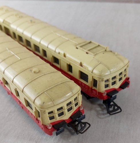 Paire d'anciennes remorques dont motorisée, autorail Picasso, Jouef en HO ^