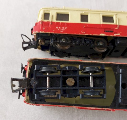 Paire d'anciennes remorques dont motorisée, autorail Picasso, Jouef en HO ^