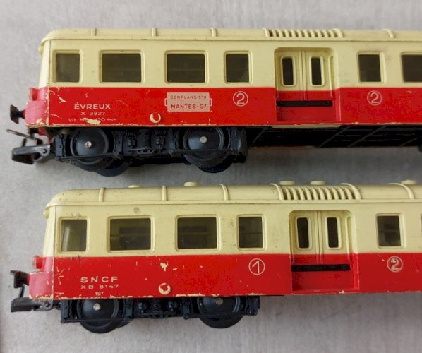 Paire d'anciennes remorques dont motorisée, autorail Picasso, Jouef en HO ^