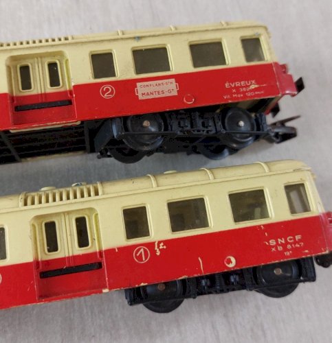 Paire d'anciennes remorques dont motorisée, autorail Picasso, Jouef en HO ^