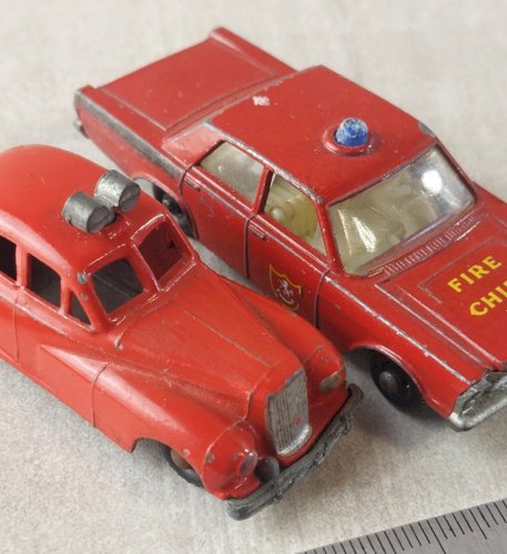 Paire danciennes voitures, Fire Chief Car + Ford Galaxie ^