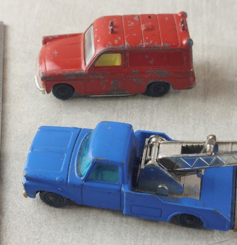 Paire danciennes voitures, Ford Thames Van + Ford F350 Truck, Husky ^