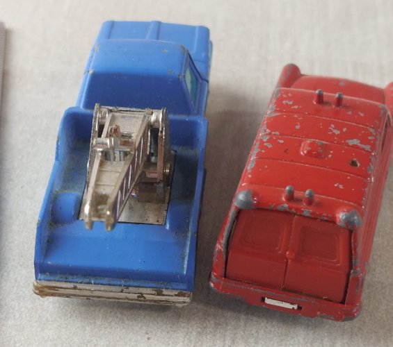 Paire danciennes voitures, Ford Thames Van + Ford F350 Truck, Husky ^