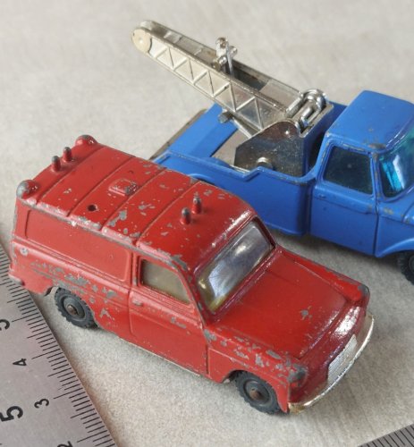Paire danciennes voitures, Ford Thames Van + Ford F350 Truck, Husky ^