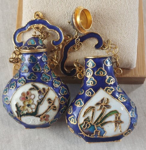 Paire danciens pendentifs, forme bouteille / vase, émail cloisonné, asiatique