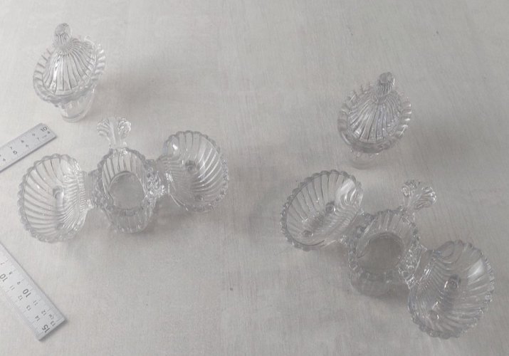 Paire d'anciens serviteurs à condiments en verre moulé ^